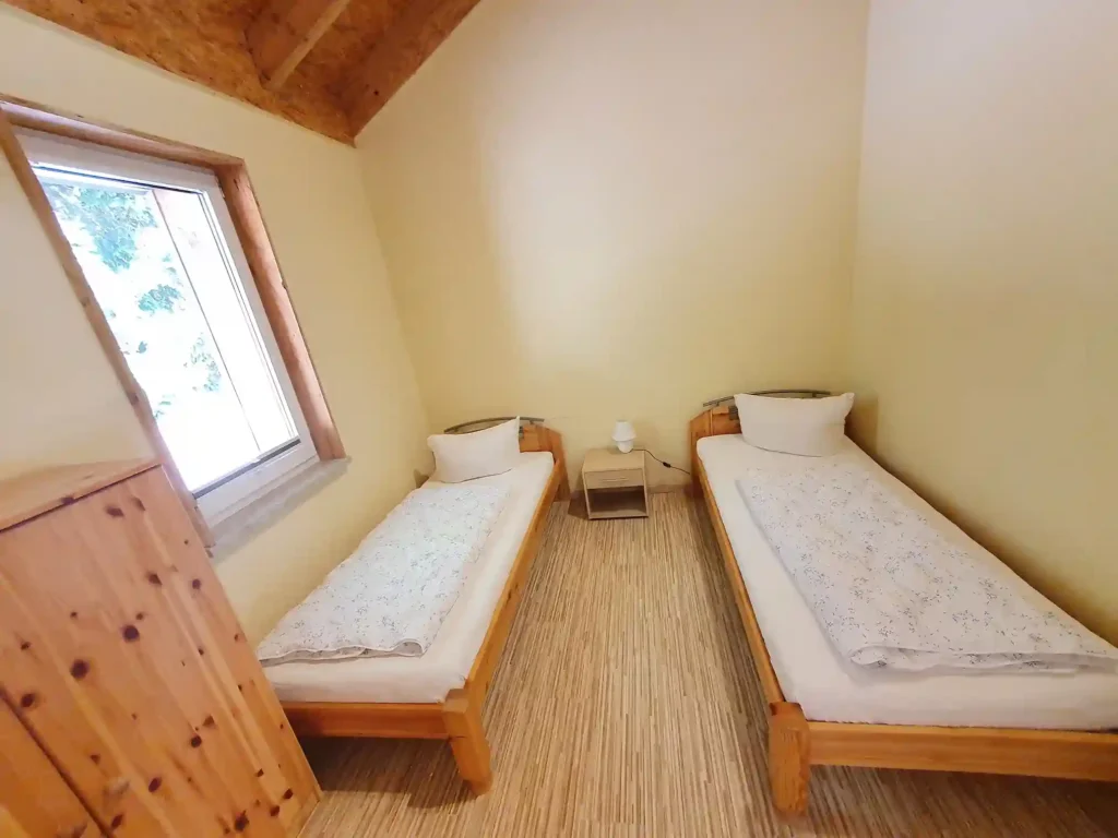 Zweites Schlafzimmer mit zwei Einzelbetten im Ferienhaus