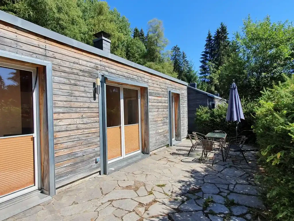 Ferienhaus im Thüringer Wald mit Hund: Ferienhaus 4 mit Terrasse im Naturcamp Meyersgrund