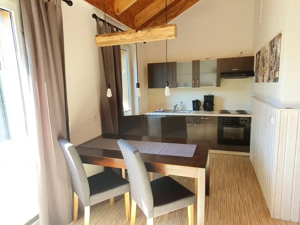Offene Küche mit Esstisch im Ferienhaus