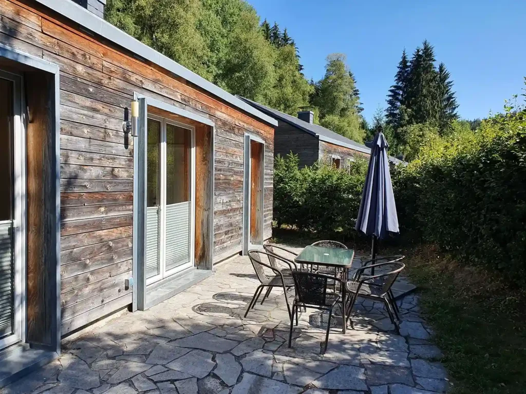 Terrasse mit Gartenmöbeln am Ferienhaus im Naturcamp Meyersgrund