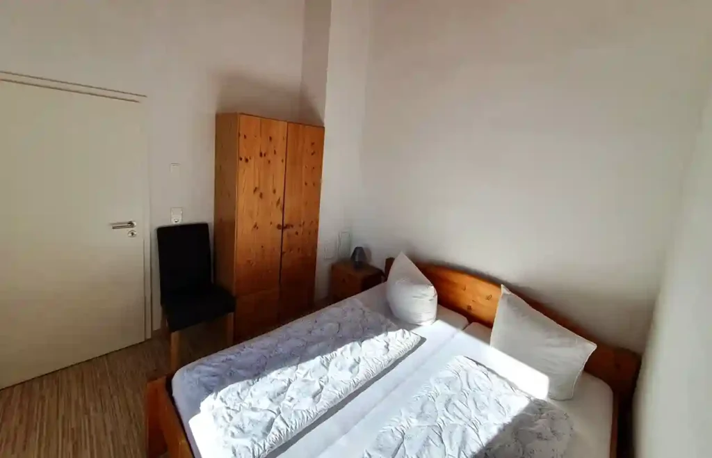Schlafzimmer mit Doppelbett im Ferienhaus