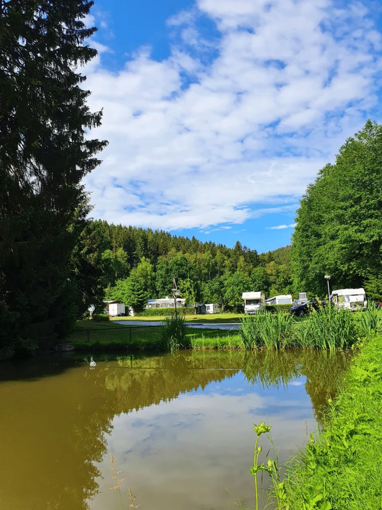 Blick über den Teich zu den Stellplätzen S3 und S4