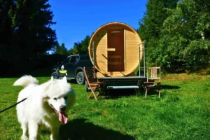 Mobile Fasssauna am Stellplatz mit Hund im Naturcamp Meyersgrund