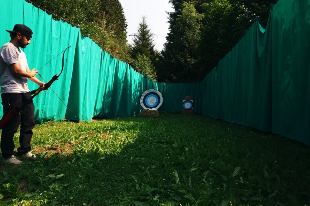 Bogenschießen auf der Anlage im Naturcamp Meyersgrund