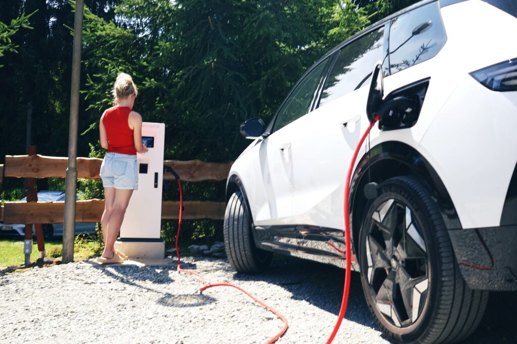E-Ladesäule am Campingplatz im Thüringer Wald: E-Auto lädt am Naturcamp Meyersgrund