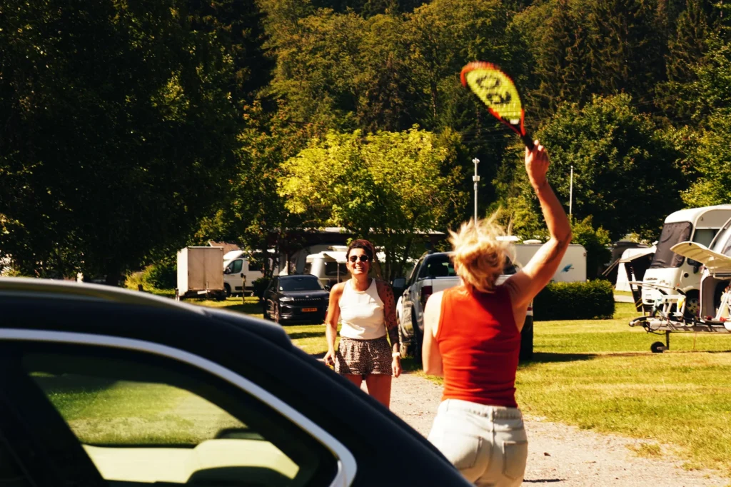 Federballspielen auf dem Campingplatz