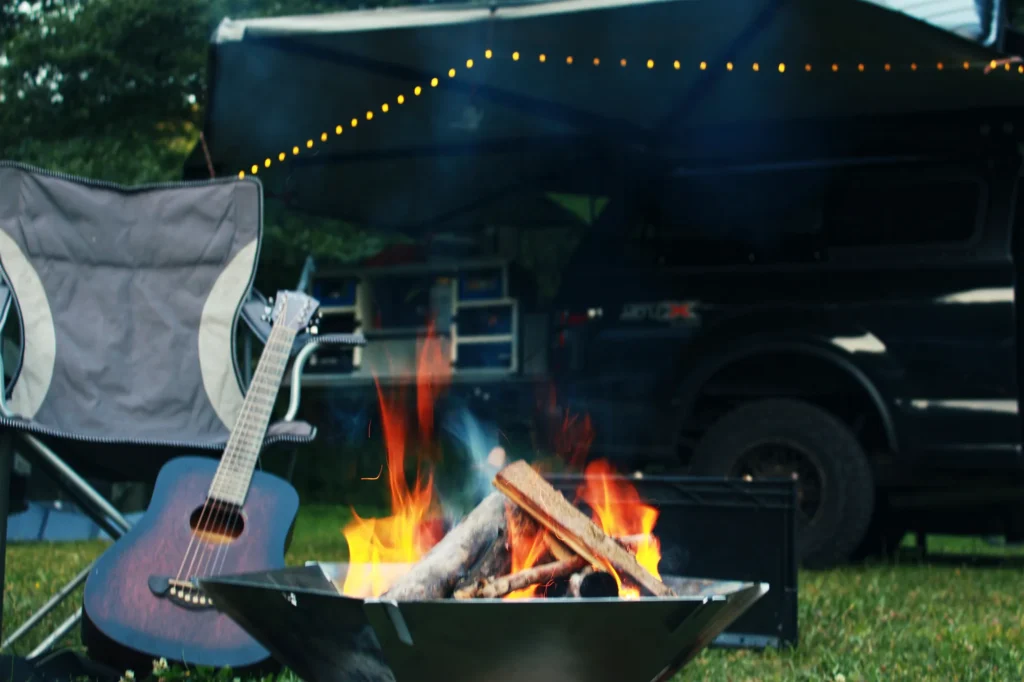 Feuerschale und Gitarre am Abend auf dem Stellplatz