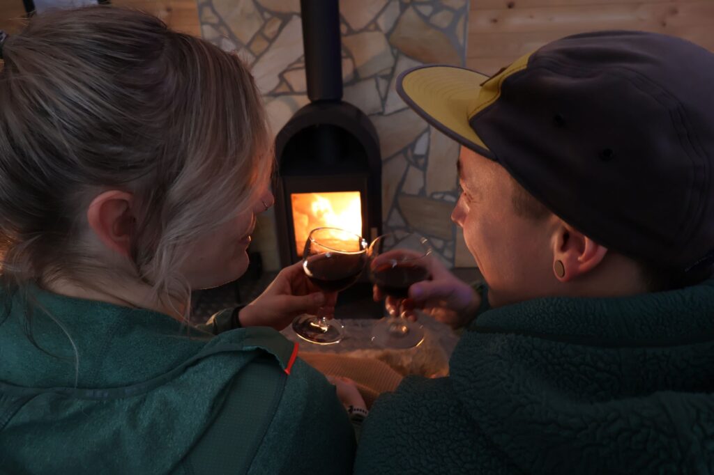 Kaminabend mit Rotwein im Naturcamp Meyersgrund im Winter