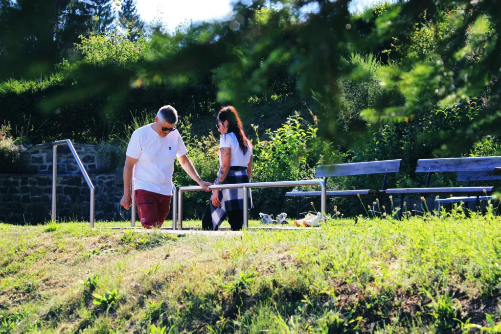 Wassertreten im Kneipp-Becken des Naturcamps