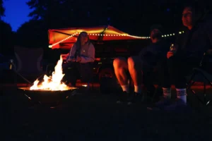 Abend am Feuer mit Lichterkette auf dem Campingplatz