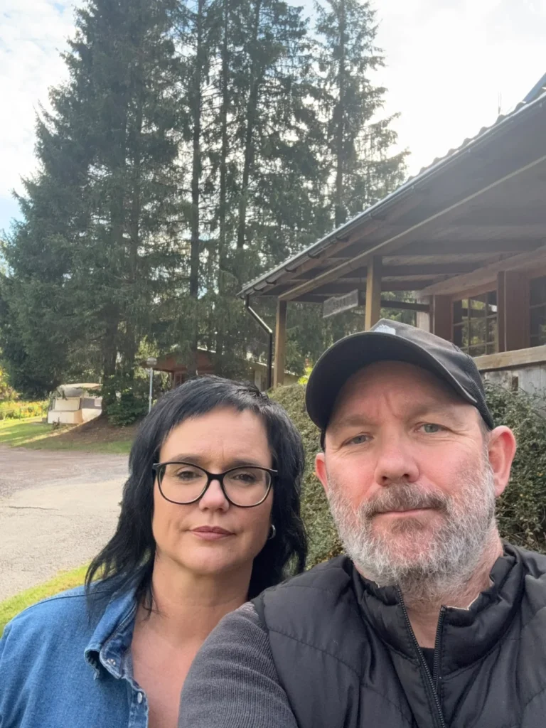 Manu und Martin Zanker, die Gastgeber des Naturcamp Meyersgrund, vor einem Bungalow auf dem Platz