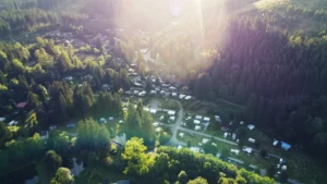 Luftbild vom Naturcamp Meyersgrund im Abendlicht – Campingplatz im Tal bei Manebach, umgeben vom Thüringer Wald