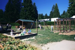 Spielplatz mit Sandkasten auf dem familienfreundlichen Campingplatz