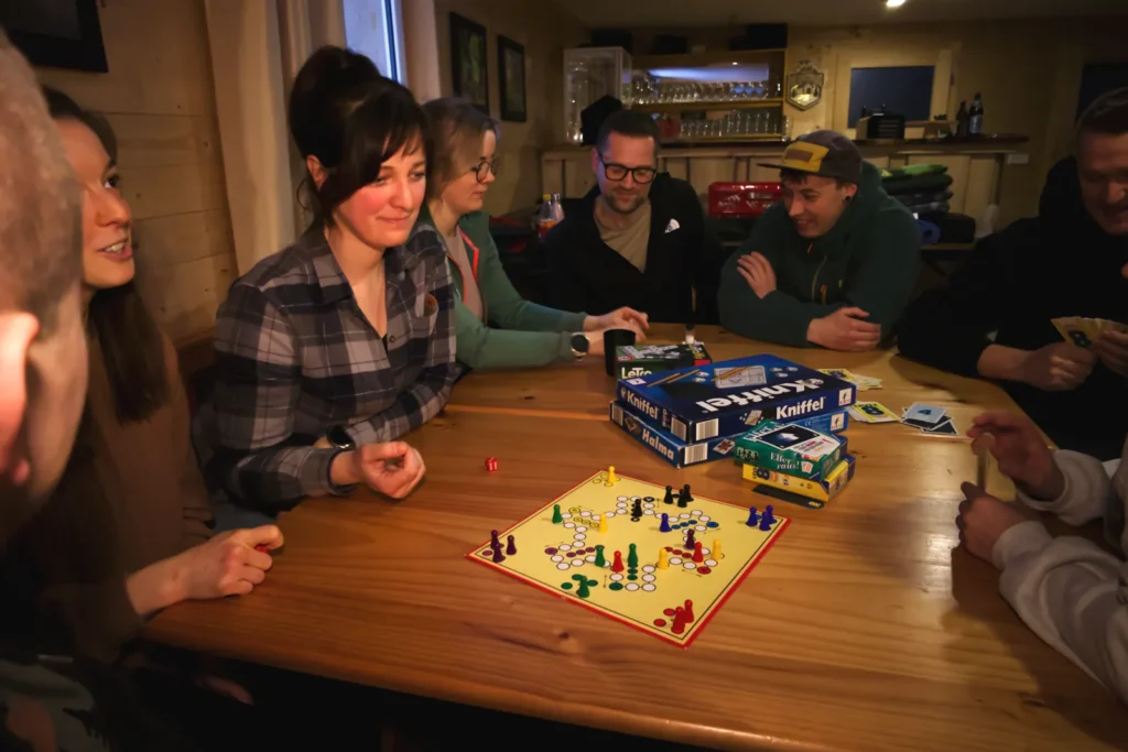Teambuilding im Naturcamp Meyersgrund Teambuilding im Horstel: Gruppe beim Spieleabend im Naturcamp Meyersgrund