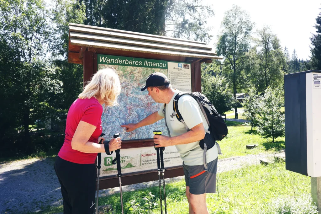 Wanderer an der Wanderkarte am Naturcamp Meyersgrund