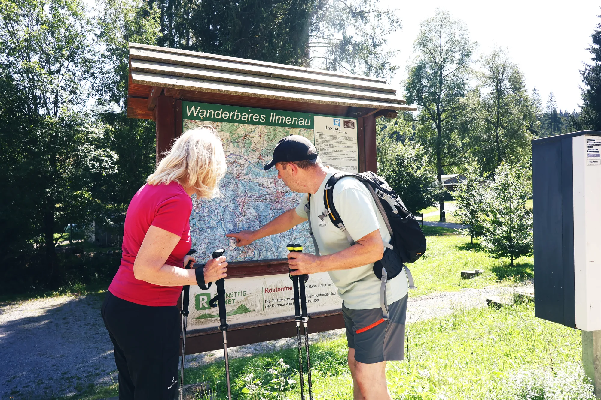 Wanderer an der Wanderkarte am Naturcamp Meyersgrund